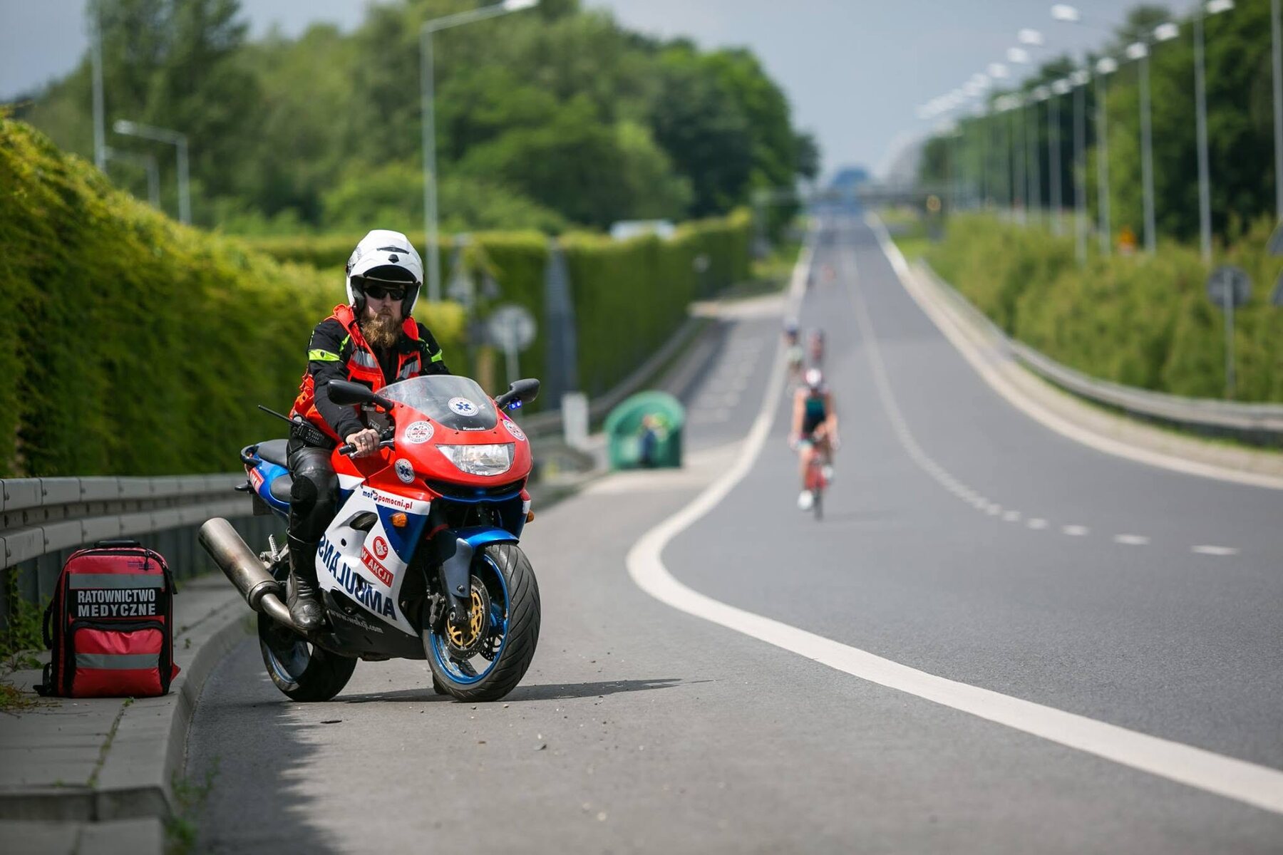 Ratownik medyczny na motocyklu podczas zabezpieczenia wydarzenia sportowego
