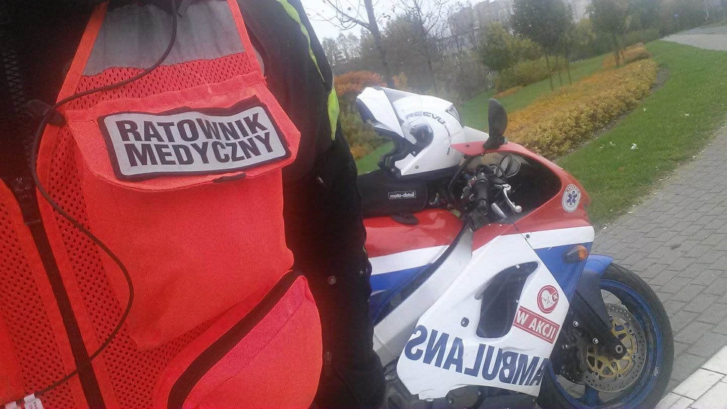 Ratownik medyczny i motocykl W AKCJI podczas zabezpieczenia